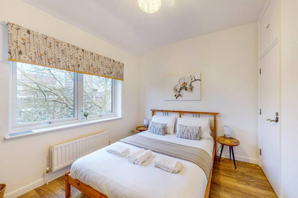 Beautiful 4-Bedroom House In Victoria Park London Bagian luar foto